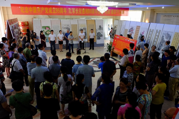 1岳阳老年大学纪念建党95周年、红军长征胜利80周年作品展1 - 副本.jpg