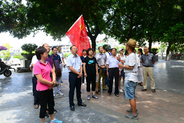 全体党员在红军墙前认真聆听红军抗敌故事_副本