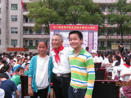 文非与助学学生在一起_副本