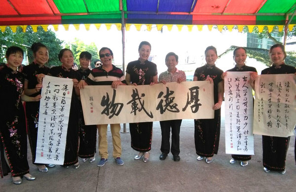 文艺队为敬老院赠送书画作品_副本
